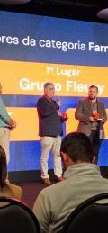 Indicado como Profissional do Ano, Gustavo Amaral recebe o prêmio da Fusve no palco do SP Hall. (2)